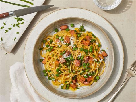 creamy-spaghetti-carbonara-with-peas-and-ham image