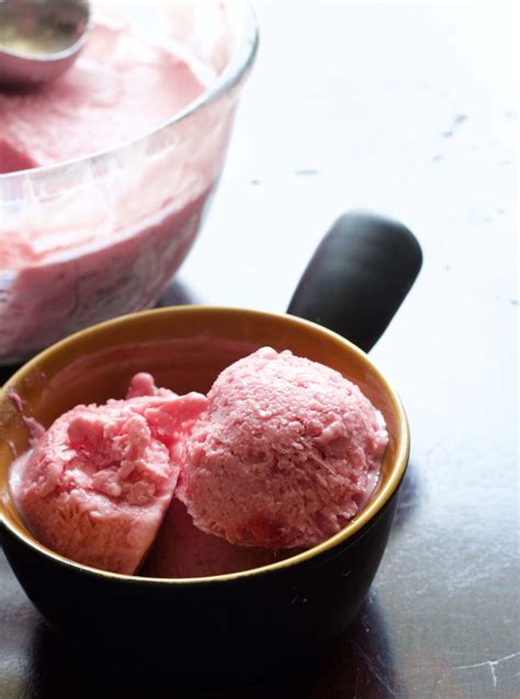 frozen-strawberry-yogurt-with-honey image