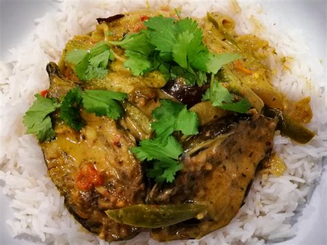 delicious-aubergine-curry-vegetarian-indian-eggplant image