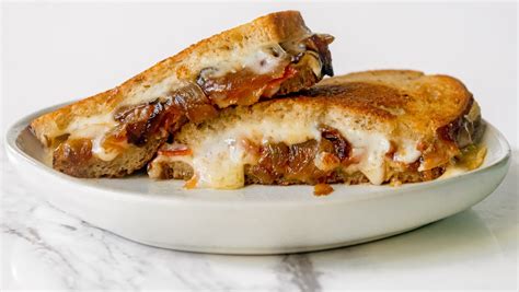 havarti-grilled-cheese-with-bacon-and-caramelized-onion image