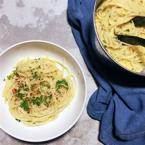 simple-garlic-cheesy-pasta-recipe-the-student-food image