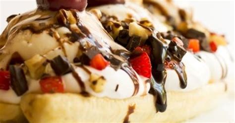 7-mouthwatering-banana-split-toppings-you-must-try image