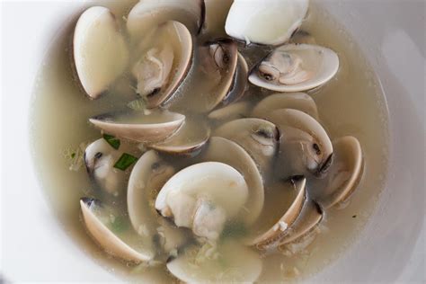 how-to-cook-steamed-clams-ehow image