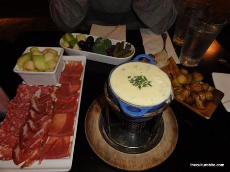 8-things-that-go-right-with-cheese-fondue-lifehack image