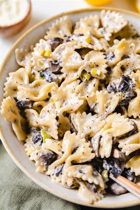 creamy-bow-tie-pasta-with-mushrooms-and-leeks image