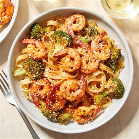recipe-spicy-shrimp-pasta-with-garlic-broccoli-blue image