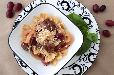 pasta-with-sausage-and-red-grapes-premio image