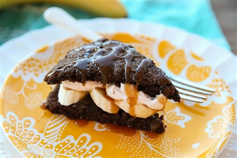 chocolate-shortcakes-with-banana-and-caramel-our image