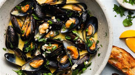 steamed-mussels-in-white-wine-lemon-lindsey-eats image