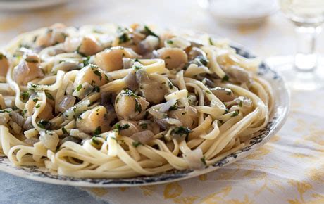 recipe-bay-scallop-linguine-with-white-wine-and-parsley image