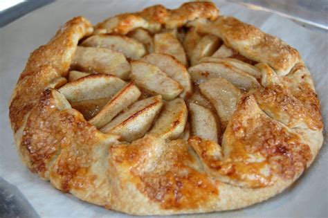 apple-crostata-with-cheddar-cheese-crust-cooking image