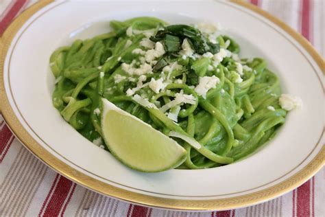 tallarines-verdes-peruvian-green-spaghetti image