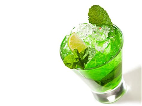 midori-sour-recipe-tempting-green-cocktail-drink image