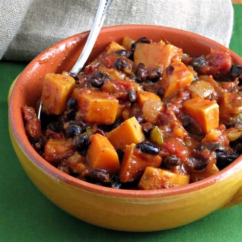 sweet-potato-black-bean-chili-sundaysupper-alidas image