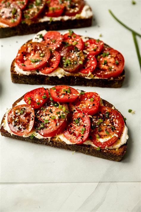 tomato-toast-with-chives-and-sesame-seeds image