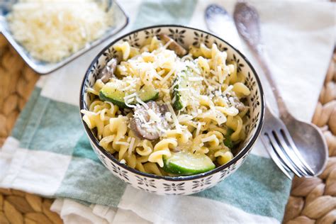 one-pot-zucchini-mushroom-pasta-recipe-momtastic image