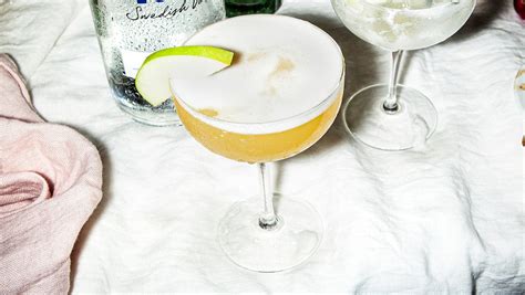 apple-strudel-martini-recipe-absolut-drinks image