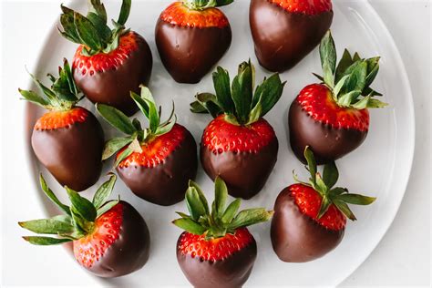 chocolate-covered-strawberries-with-tips image