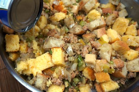 cornbread-stuffing-with-sausage-and-apples-chinese image
