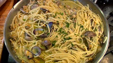 linguine-with-white-clam-sauce-recipe-pasta image