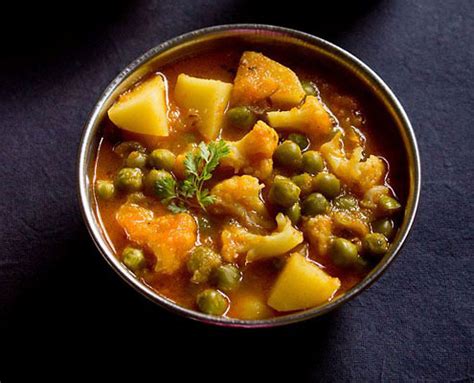 aloo-gobi-matar-curry-indian-recipe-honest-cooking image