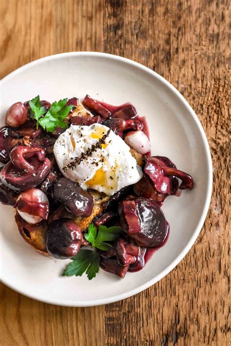 burgundy-poached-egg-in-red-wine-sauce-on-toast-oeuf image