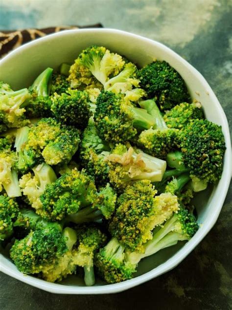 microwave-steamed-broccoli-with-garlic-and-sesame image