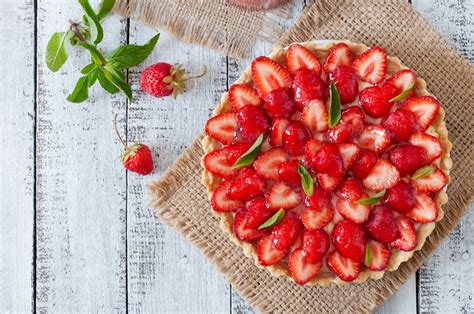 pie-recipe-summer-strawberry-the-leaf-nutrisystem image