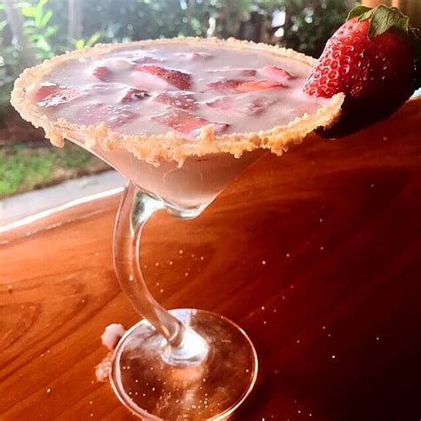 strawberry-cheesecake-martini-cocktail image