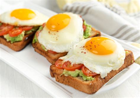 egg-tomato-avocado-delight-bigovencom image