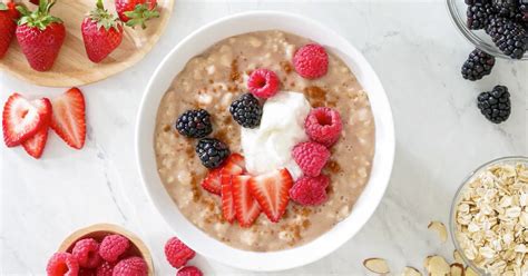 healthy-overnight-growing-oatmeal-with-a-big-portion image