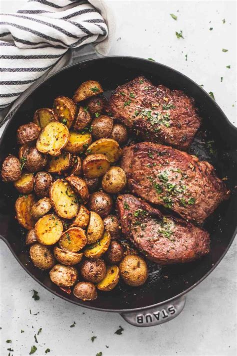 garlic-butter-steak-and-potatoes-skillet-creme-de-la image