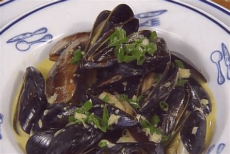 steamed-penn-cove-mussels-with-curry-and-garlic-sauce image
