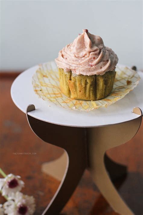 matcha-cupcakes-with-red-bean-frosting-recipe-the image