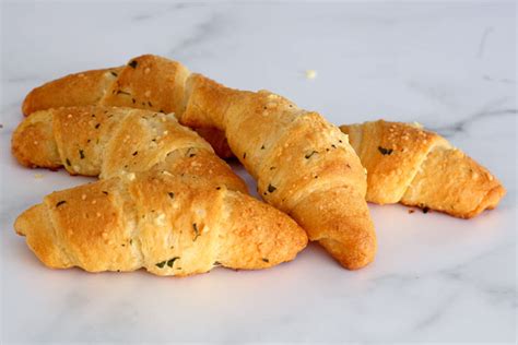 garlic-butter-crescent-rolls-classic image