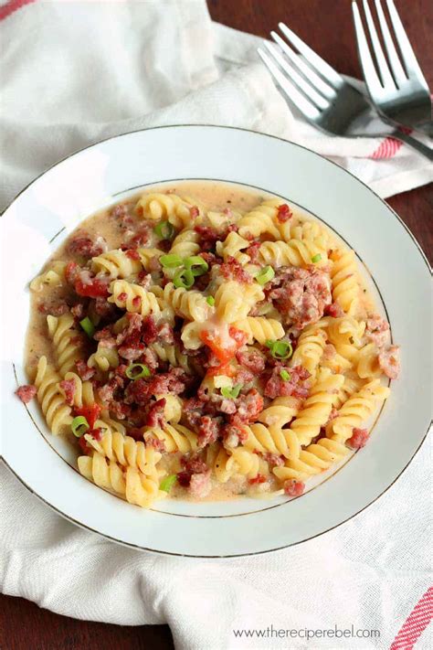 one-pot-sausage-tomato-and-pesto-pasta-the image