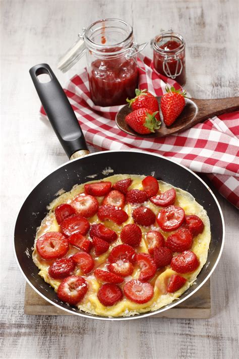 strawberry-bliss-omelette-heemans image