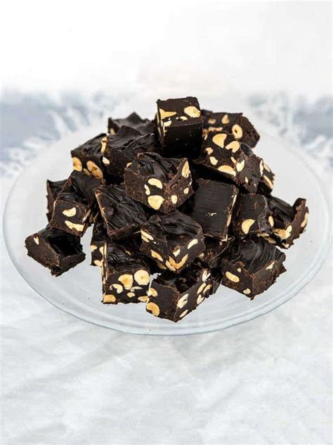 old-fashioned-chocolate-fudge-with-peanuts-pudge image