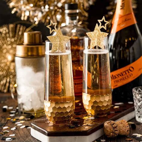 vanilla-bourbon-fizz-bourbon-champagne-cocktail image