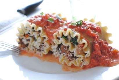 sausage-mushroom-and-spinach-lasagna-roll-ups image