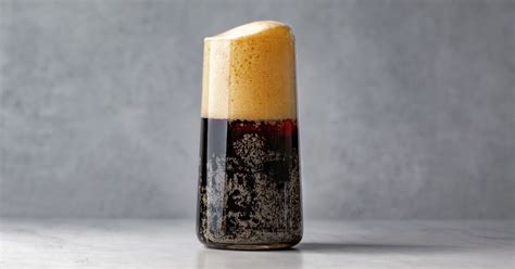 black-velvet-cocktail-recipe-liquorcom image