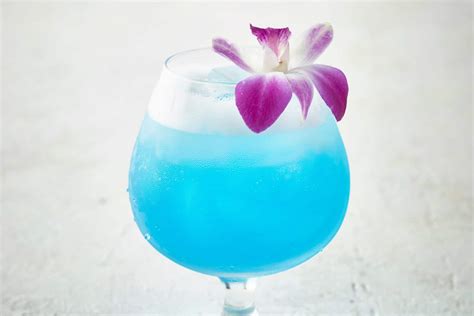 sparkling-blue-hawaiian-cocktail-tropical-cocktail image