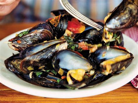 mussels-fra-diavolo-with-roasted-garlic-from-the-catch image