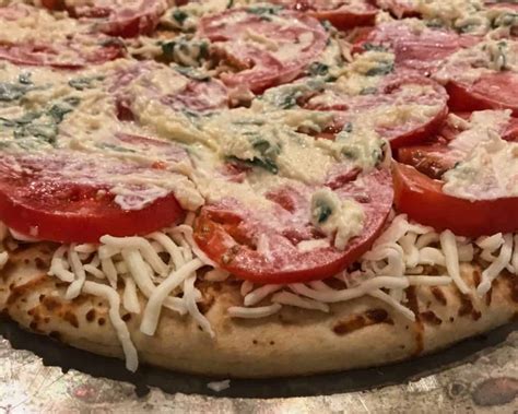 white-pizza-sauce-white-pizza-recipe-foodfabric image
