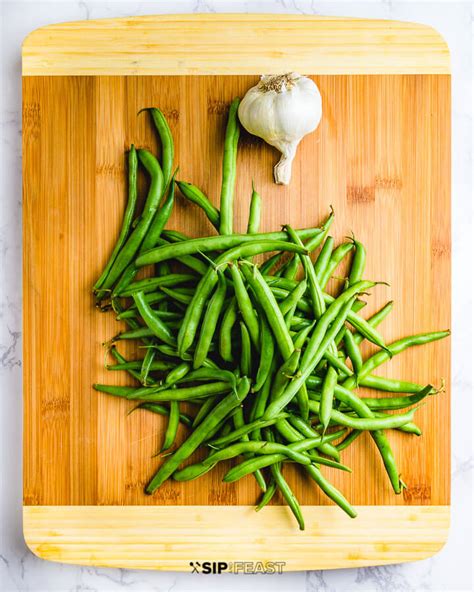 italian-green-beans-garlic-and-olive-oil-sip-and-feast image