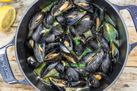 steamed-mussels-in-white-wine-broth-the image