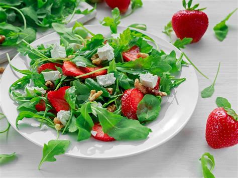 strawberry-and-arugula-salad-with-hazelnut-dressing image