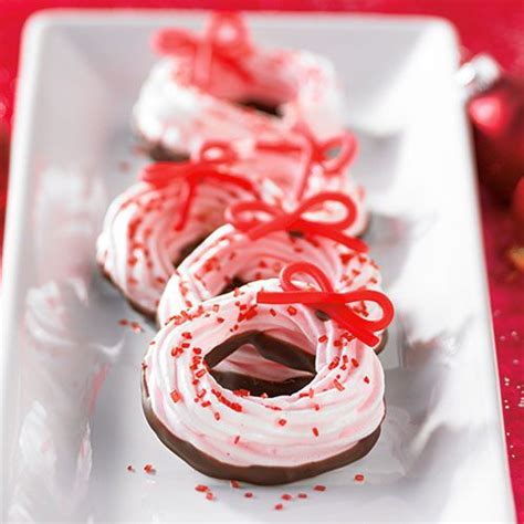 peppermint-meringue-wreath-cookies image