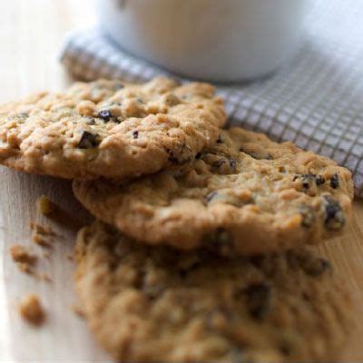 vanishing-oatmeal-raisin-cookies-recipe-quaker-oats image