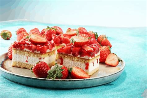 amazing-strawberry-whipped-cream-frosting image